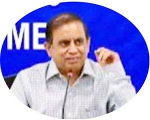 پروفیسر پریس کانفرنس میں بات کرتے ہوئے، پس منظر میں اردو سیاہت کا لوگو.