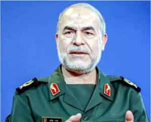 پاکستانی فوجی افسر کی تصویر، سرکاری وردی میں، پس منظر نیلا.