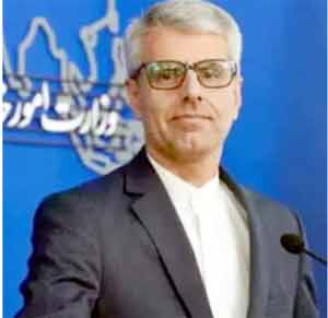 پروفیسر کے ساتھ پریس کانفرنس، مرد شخص، رسمی لباس، پس منظر میں اردو سیاہت کا لوگو.