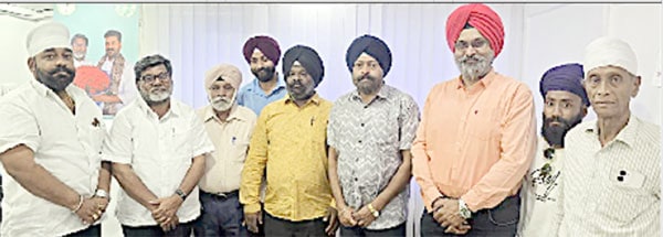 پاکستانی سیاستدان اور رہنما ایک ساتھ ملاقات کر رہے ہیں.
