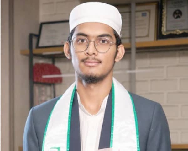 نوجوان طالب علم، سفید ٹوپی اور اسکارف کے ساتھ، تعلیمی ماحول میں.