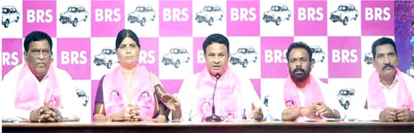 BRS پارٹی کے رہنما پریس کانفرنس میں گفتگو کرتے ہوئے.