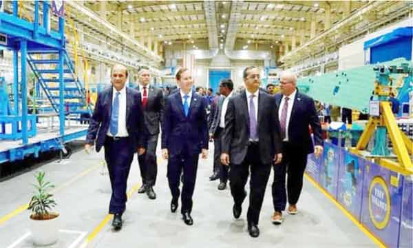 کاروباری وفود صنعتی پلانٹ میں معیاری مشینری کا معائنہ کرتے ہوئے.