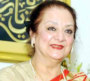 خاتون کی تصویر، مسکراہٹ کے ساتھ، خوبصورت لباس میں.