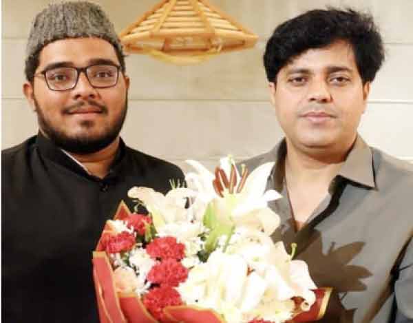 دو مرد، ایک کے ہاتھ میں پھولوں کا گلدستہ، خوشگوار لمحہ.