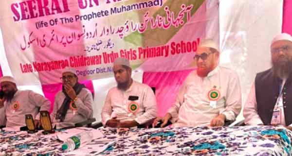 بچوں اور مردوں کے ساتھ ایک تقریب کی تصویر، ایک میز پر بیٹھے ہوئے.