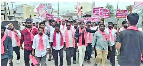 عوامی حقوق کے لیے بی آر ایس کی ریلی، کارکنان Pink اور سفید کپڑوں میں.