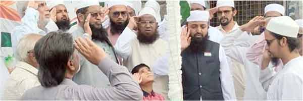 مذہبی اجتماع میں افراد ایک دوسرے سے مل رہے ہیں.