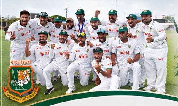 بنگلہ دیش کرکٹ ٹیم کے کھلاڑی جیت کا جشن مناتے ہوئے.