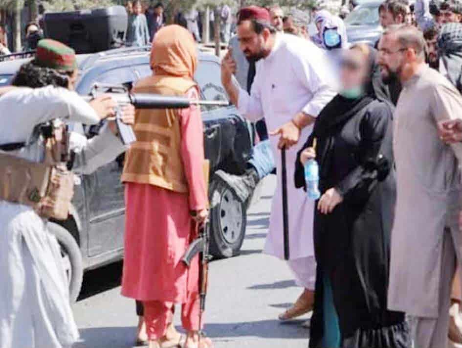 پولیس اور مظاہرین کے درمیان تصادم، احتجاجی مظاہرہ کی تصویر.
