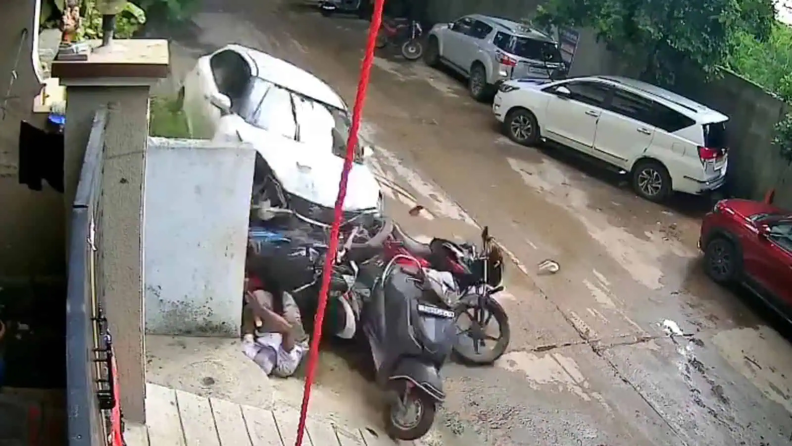 کار کی ٹکر سے ایک شخص کی موت‘دوسرا زخمی۔ کار نابالغ لڑکا چلا رہاتھا۔