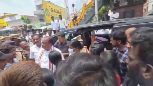 پولی ٹیکنک کے طلباء نے جی او 97 پر تلنگانہ کے وزیر کے قافلے کو روکا۔