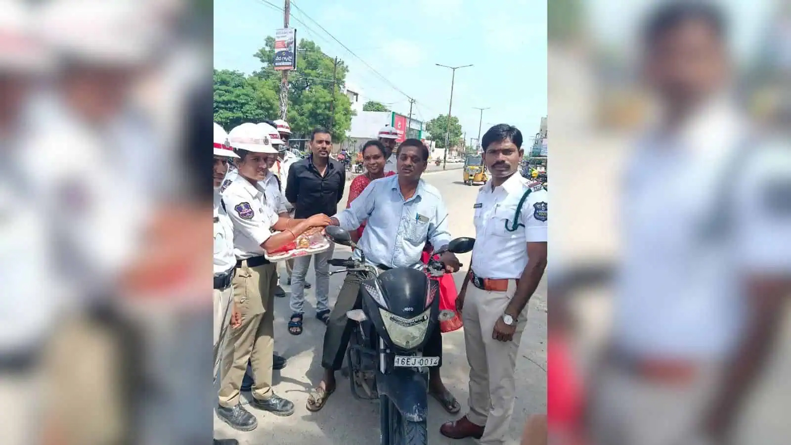 پولیس اہلکار اور شہری کے درمیان دوستانہ ملاقات، سڑک پر گفتگو.
