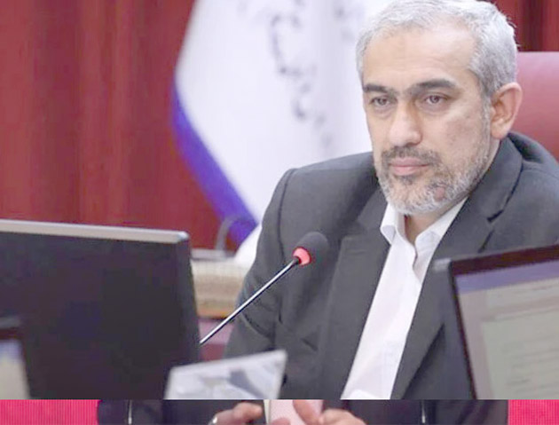 پاکستانی سیاستدان، میٹنگ میں، رسمی لباس میں، سنجیدہ انداز.