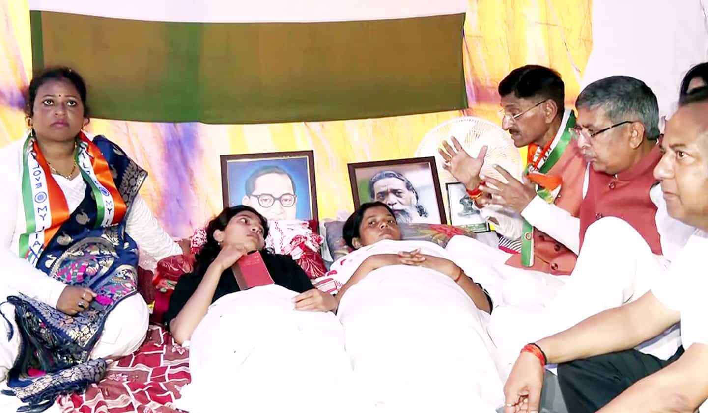 سیاسی رہنماؤں کا تعزیت کے دوران ملاقات اور گفتگو.