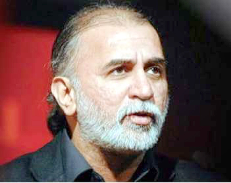 ایک مرد کی تصویر، سفید داڑھی اور بال، سنجیدہ چہرہ.