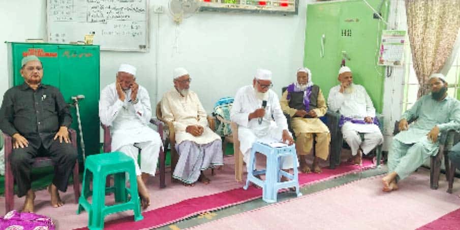مذہبی مجلس میں علماء اور مذہبی رہنماؤں کی نشست.