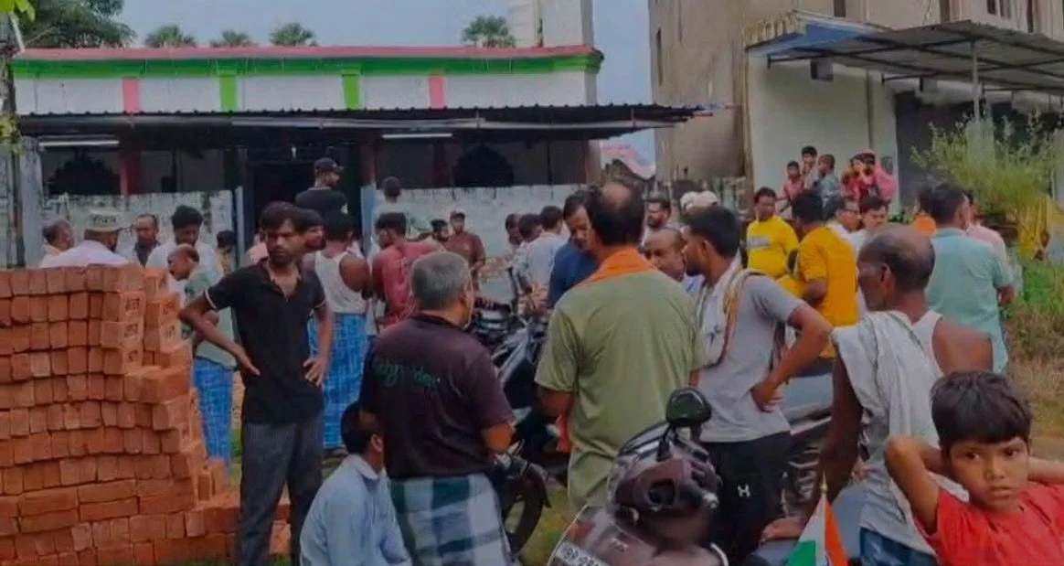عوام کا احتجاجی مظاہرہ، لوگ جمع، سیاسی نعرے بازی.