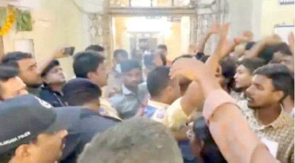 طلباء کا پرنسپل کے دفتر پر احتجاج، ہنگامہ آرائی اور نعرے بازی.