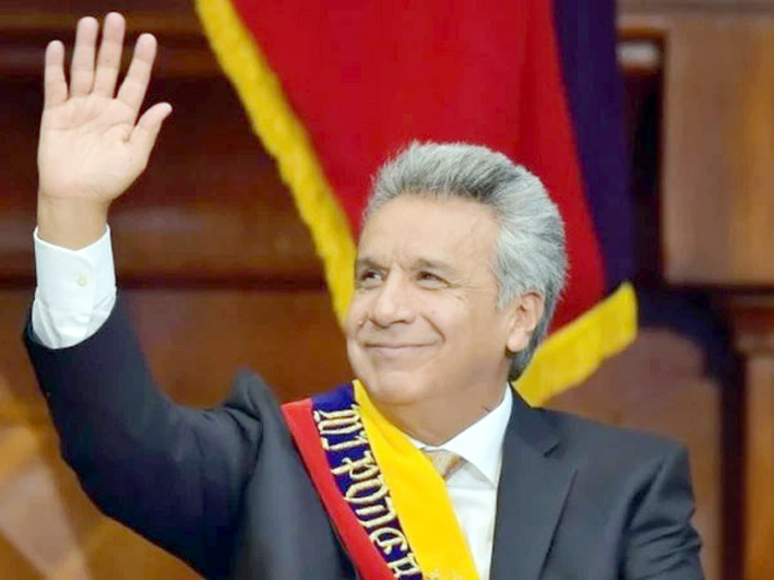 پاکستانی سیاستدان خوشگوار انداز میں ہاتھ بلند کر رہے ہیں.