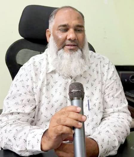 مذہبی رہنما گفتگو کرتے ہوئے، مائیکروفون کے ساتھ، آرام دہ ماحول میں.
