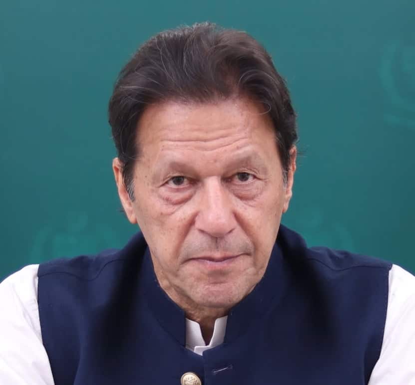 عمران خان کی تصویر، سیاسی رہنما، سنجیدہ انداز میں دیکھ رہے ہیں.