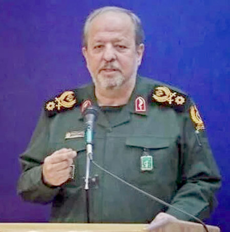 ایرانی فوجی افسر، فوجی یونیفارم میں، پریس کانفرنس میں خطاب کرتے ہوئے.
