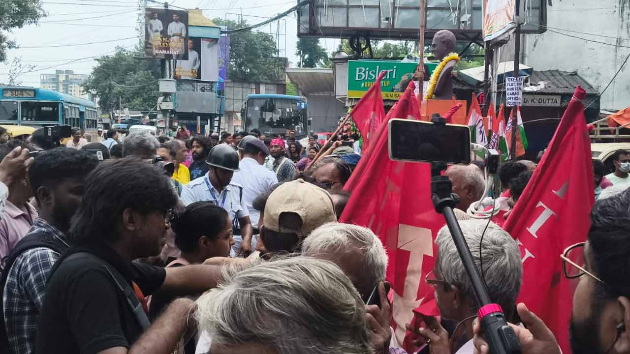 پاکستانی عوام سیاسی جلسہ میں شرکت، نعرے بازی اور احتجاج.