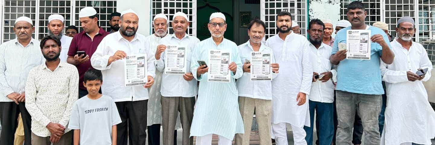 مختلف عمر کے افراد اور بچے اخبار پڑھتے ہوئے گروپ تصویر.