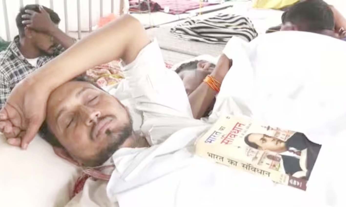 آرام سے سوتا ہوا شخص، اخبار کے ساتھ، آرام دہ ماحول میں.