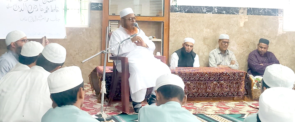 علماء اور مذہبی رہنما ایک نشست میں گفتگو کر رہے ہیں.