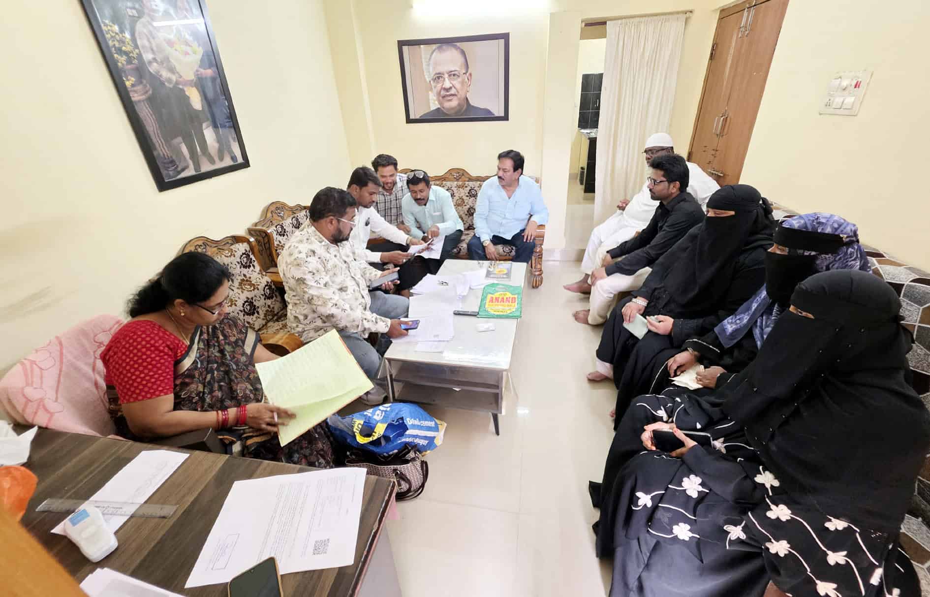 تعلیمی نشست میں مرد و خواتین شرکاء، گفتگو اور نوٹس لیتے ہوئے.