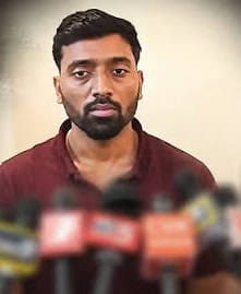پاکستانی نوجوان کی پریس کانفرنس، میڈیا سے گفتگو کرتے ہوئے.
