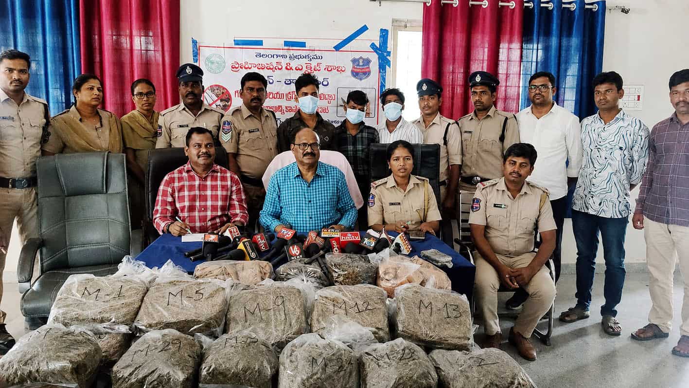 پولیس افسران اور شہریوں کے ساتھ منشیات کی بڑی مقدار کی پریس کانفرنس.