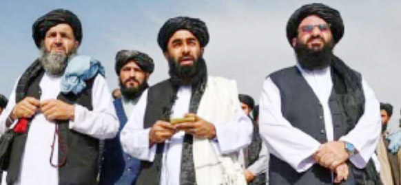 طالبان کے رہنما مظاہرہ کرتے ہوئے، روایتی لباس میں، ایک ساتھ کھڑے ہیں.