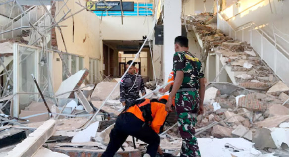 زلزلہ سے متاثرہ عمارت کی تباہی، امدادی کارکن بچاؤ میں مصروف.