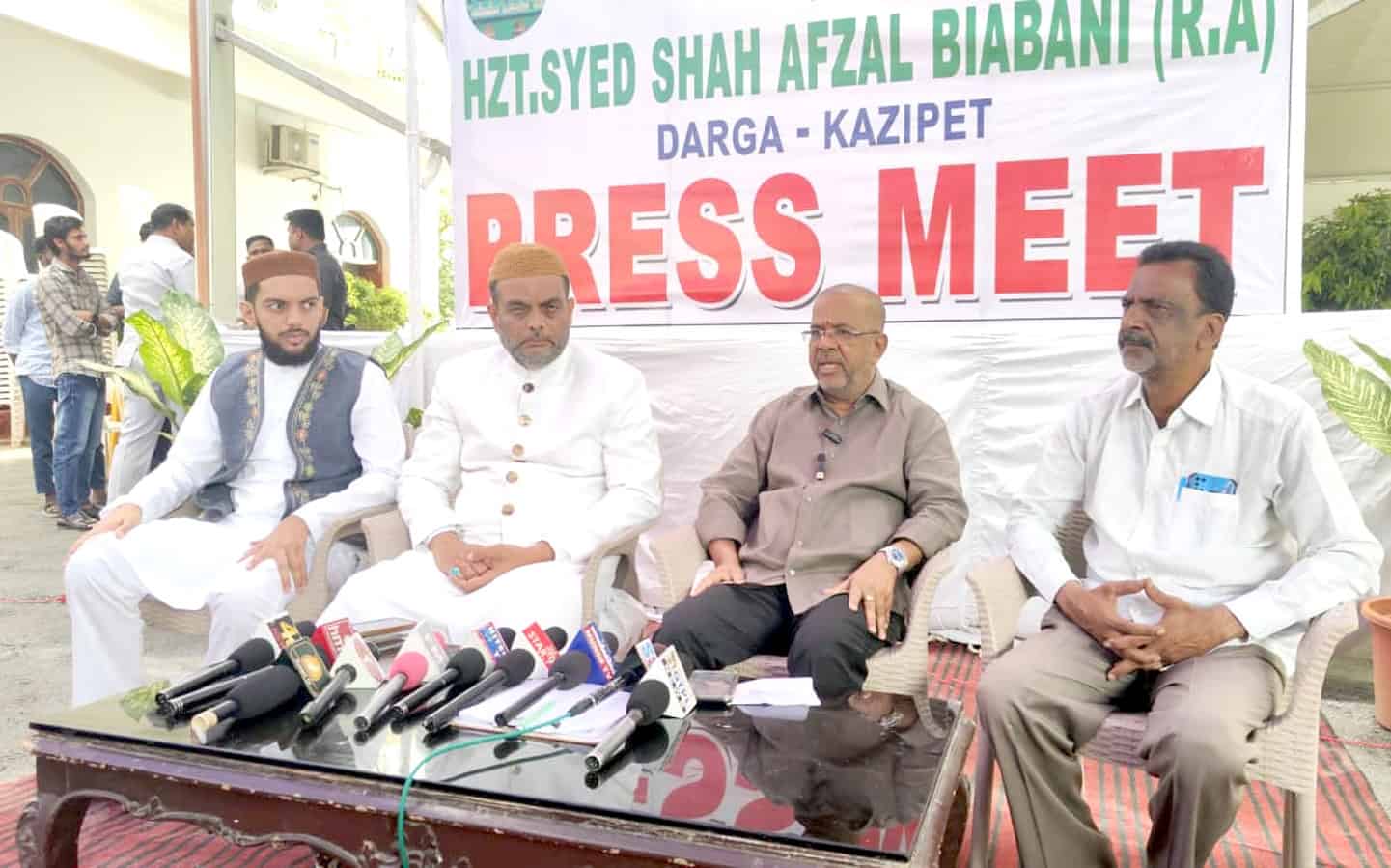 سیاسی رہنما اور کارکنان پریس کانفرنس میں گفتگو کرتے ہوئے.