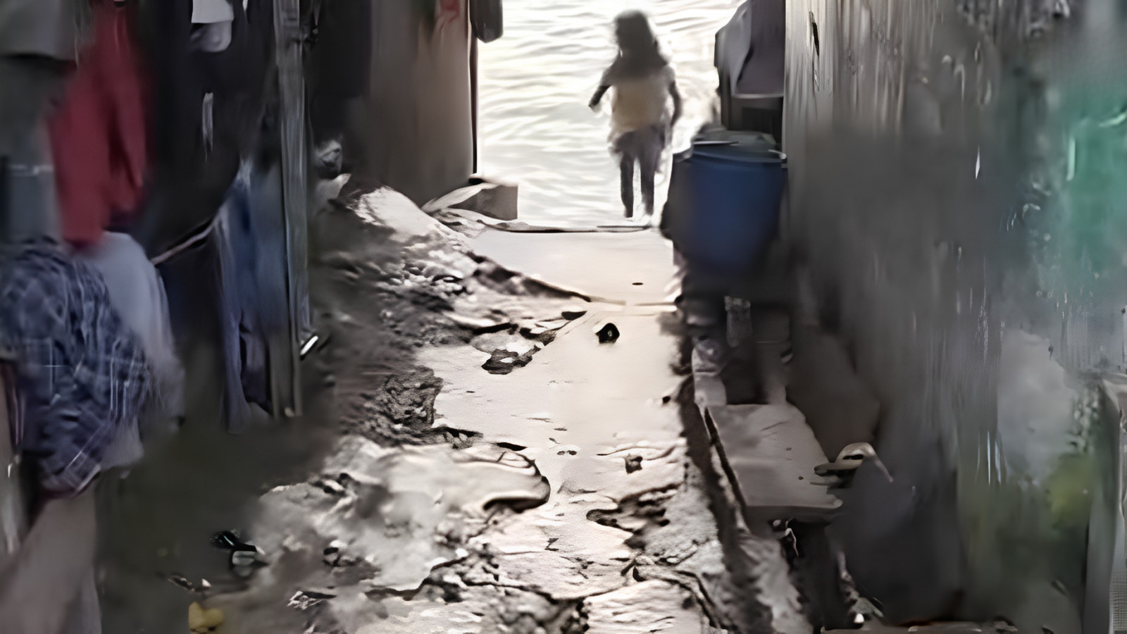 کولکتہ کی گلی میں پانی سے بھرے راستے کی تصویر.
