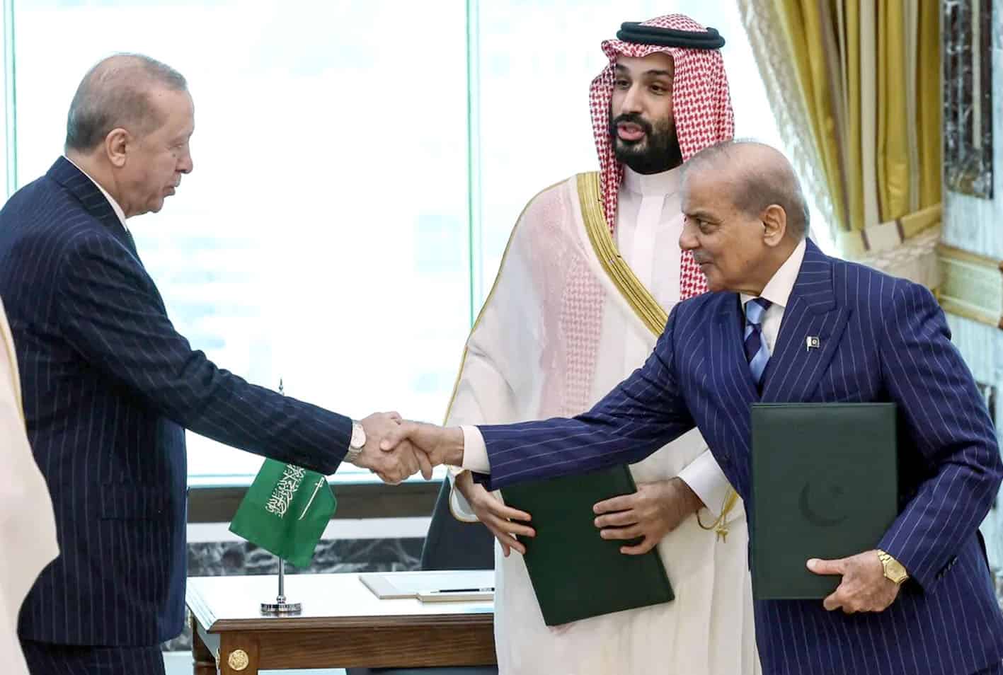 روسی اور سعودی رہنماؤں کا ہاتھ ملانا، اہم ملاقات.