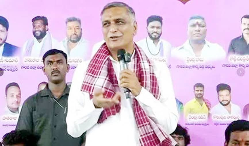 سیاسی رہنما عوام سے خطاب کر رہے ہیں، پس منظر میں دیگر رہنما بھی موجود ہیں.