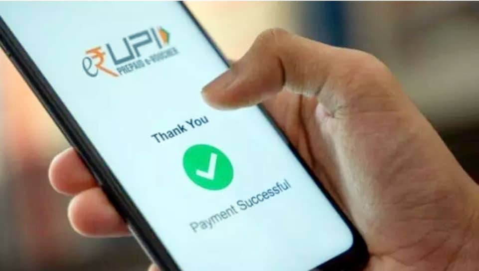 پیسے کی کامیاب ادائیگی کا اسکرین شاٹ، موبائل فون پر چیک مارک کے ساتھ.