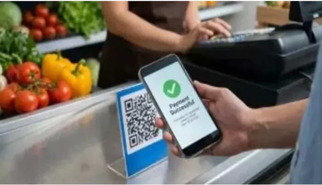 موبائل سے QR کوڈ اسکین کرتے ہوئے ادائیگی کی تصویر.