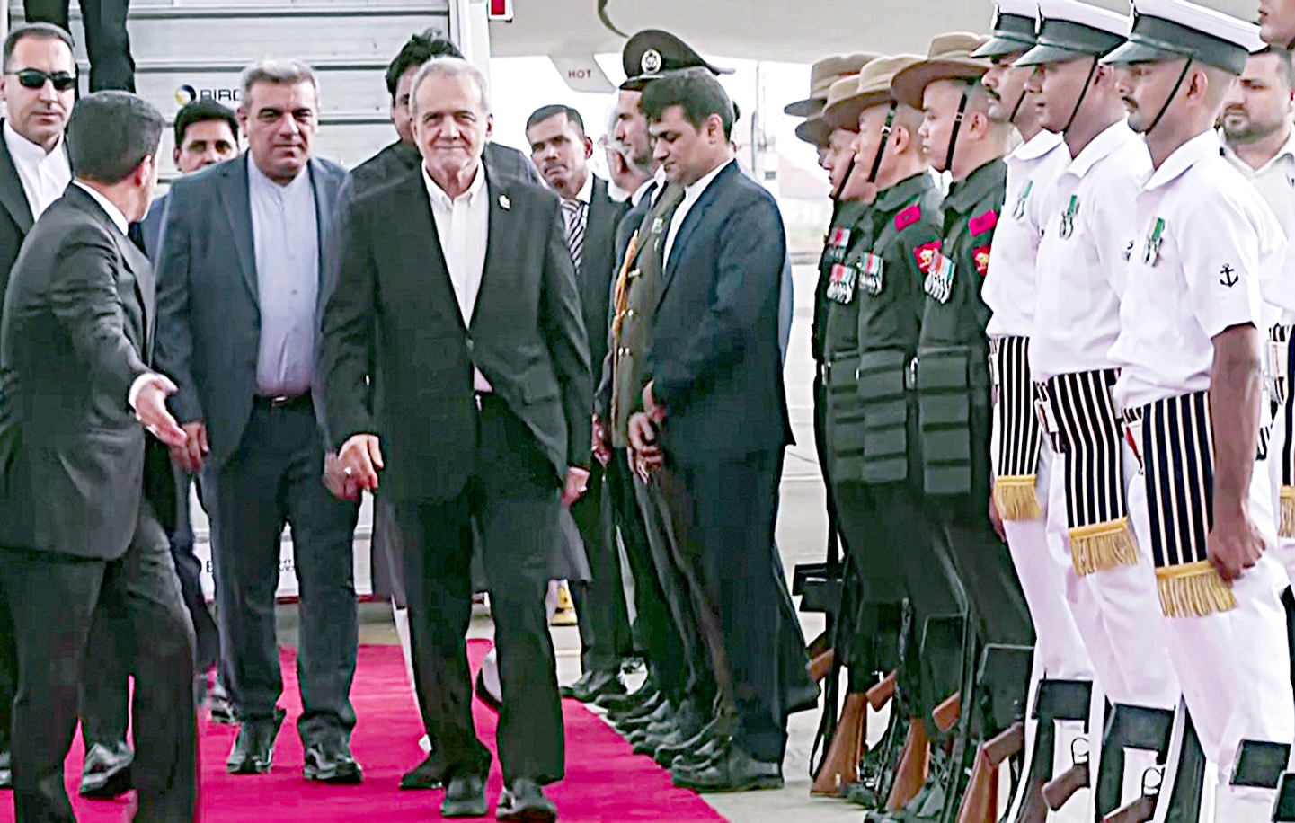 پاکستانی فوجی اور حکومتی عہدیداران کی ملاقات، فوجی لباس میں افراد.
