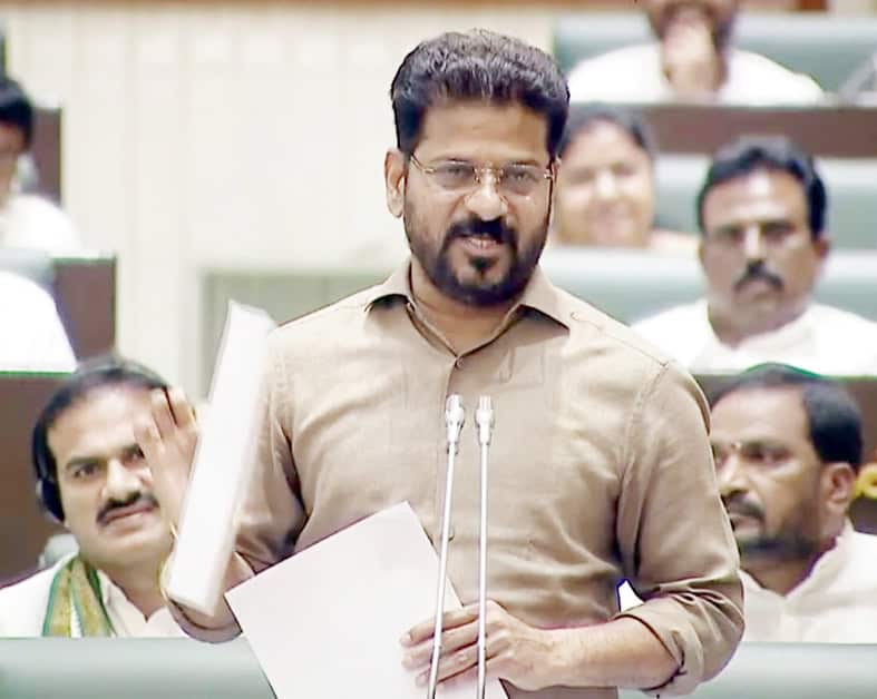 چیف منسٹر ریونت ریڈی کی اراضی تحقیقات کا اعلان کرتے ہوئے تصویر.