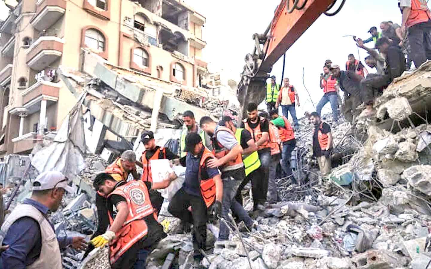 زلزلہ سے متاثرہ علاقے میں امدادی کارکن اور تباہ شدہ عمارتیں.