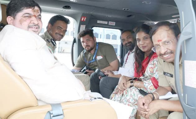 ہنستے اور باتیں کرتے ہوئے افراد کی گروپ تصویر، ہلکی روشنی میں.