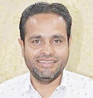 خوشگوار مسکراہٹ کے ساتھ مرد کی تصویر.