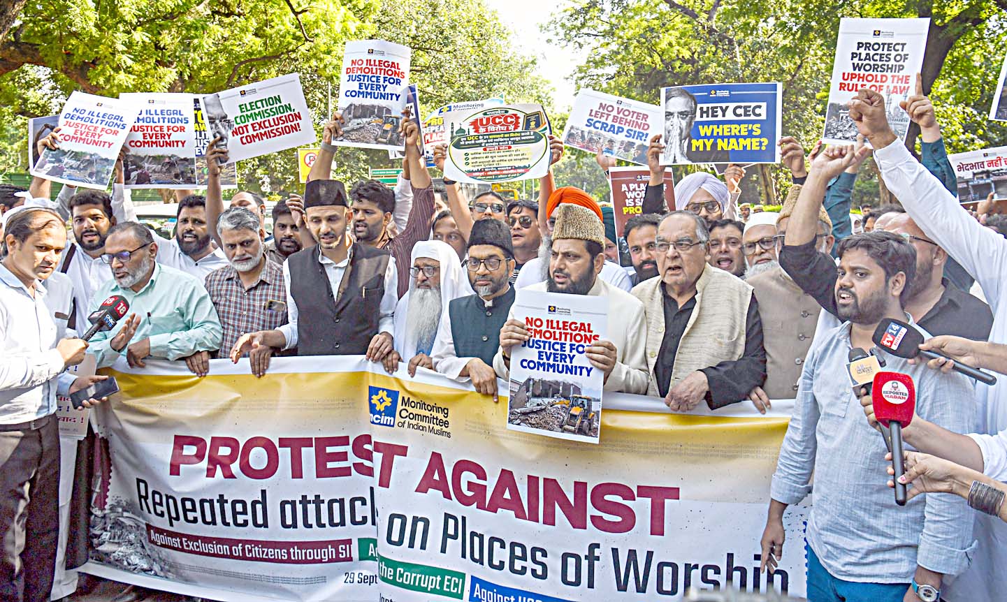 مظاہرین کی بڑی تعداد مذہبی آزادی کے حق میں احتجاجی مظاہرہ کرتی ہوئی.