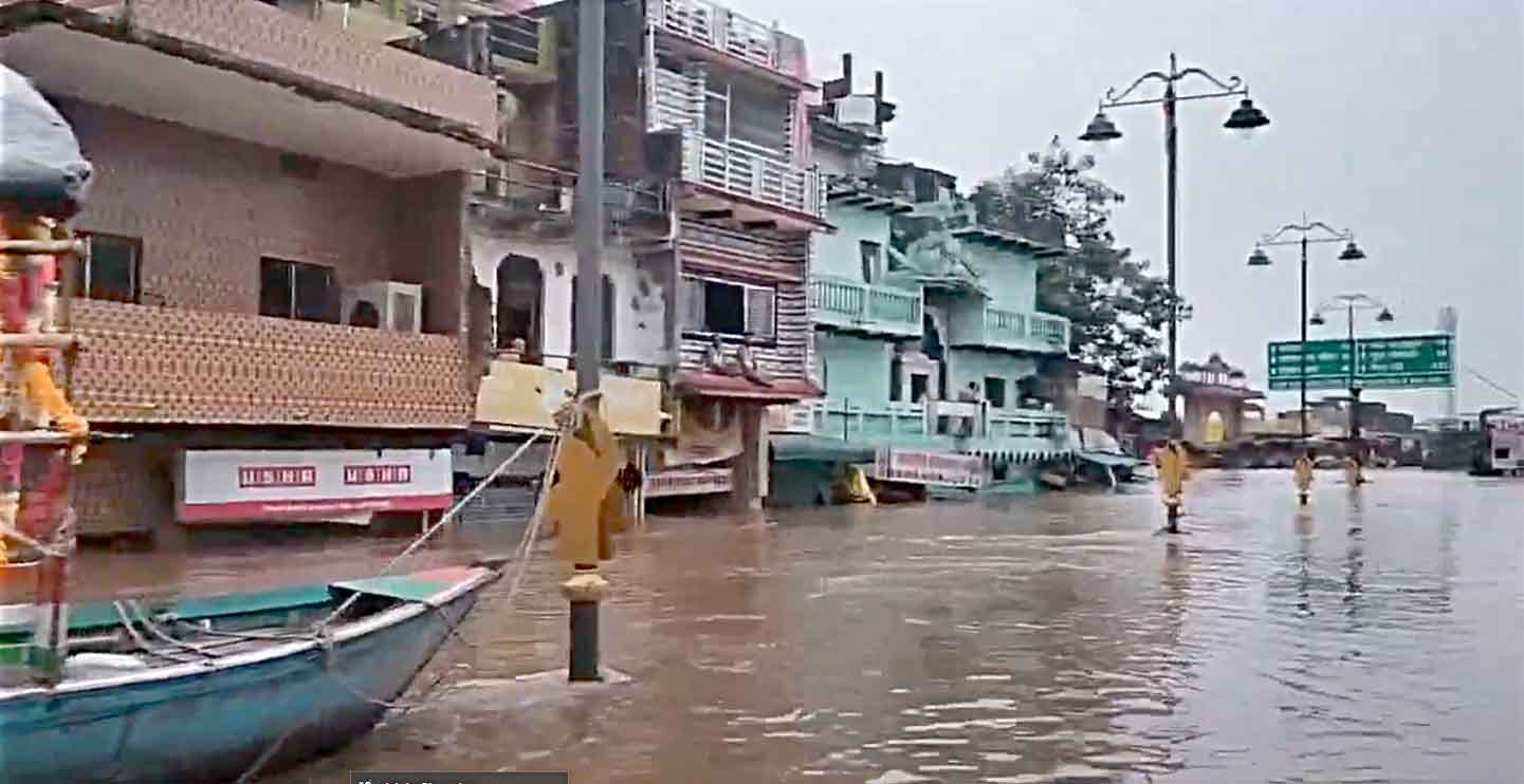 بارش کے سبب سڑکیں پانی میں ڈوبی ہوئی ہیں، لوگ محفوظ جگہ تلاش کر رہے ہیں.