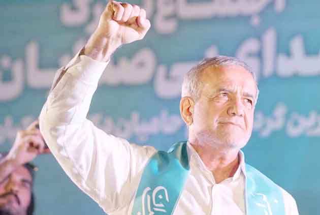 سیاسی رہنما عوامی جلسہ میں تقریر کرتے ہوئے.